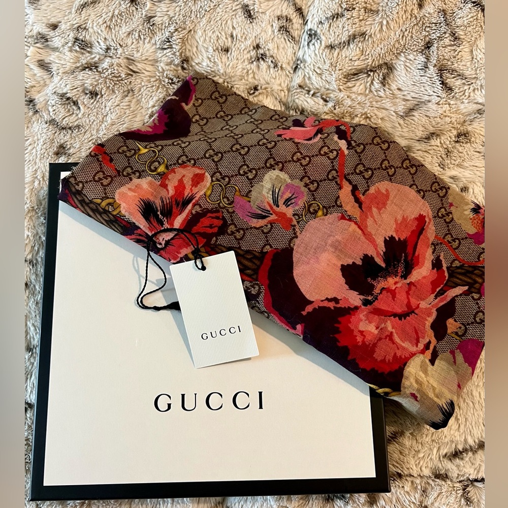 Gucci GG Supreme Monogram Logo Lightweight
Floral Shawl Scarf/Wrap*NWT